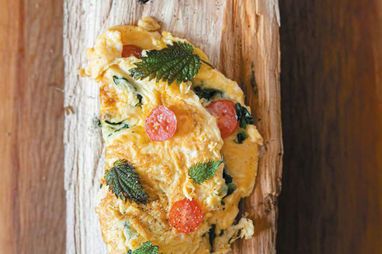 OMLET Z PODAGRYCZNIKIEM I POKRZYWĄ